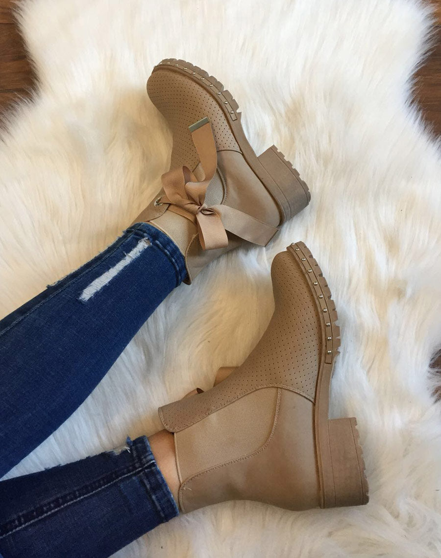 Bottines beiges perforées à semelles crantées