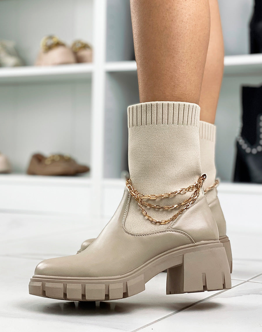 Bottines beiges style chaussette à triple chaînes à talon
