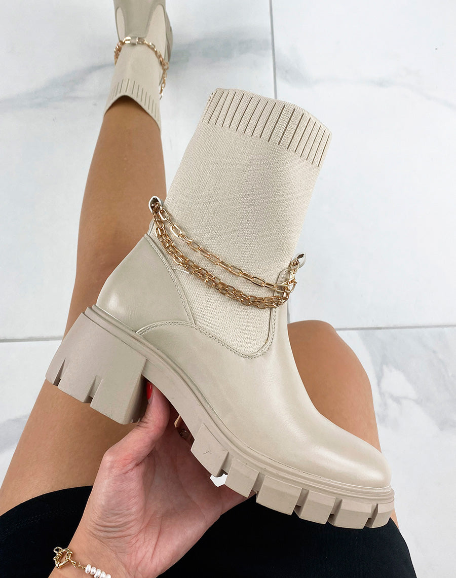 Bottines beiges style chaussette à triple chaînes à talon