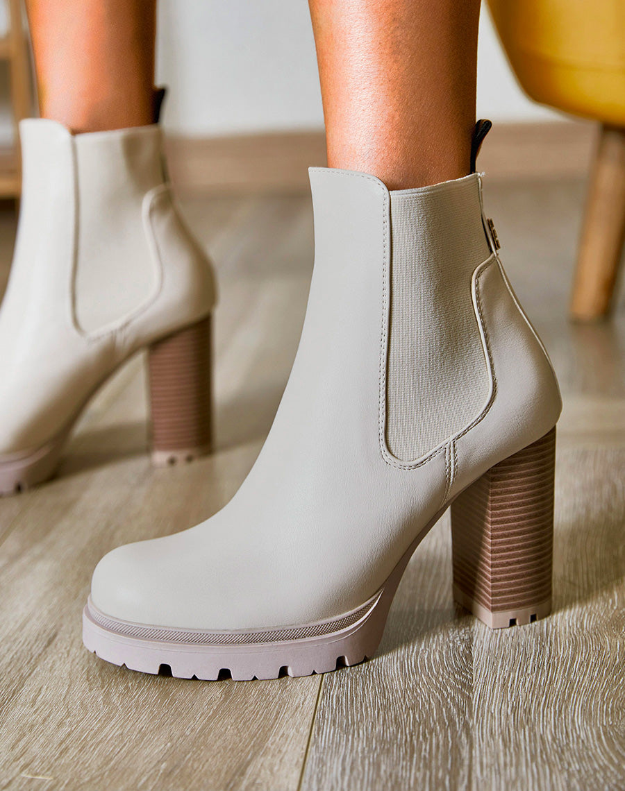 Bottines beiges à talon et détail en élastique