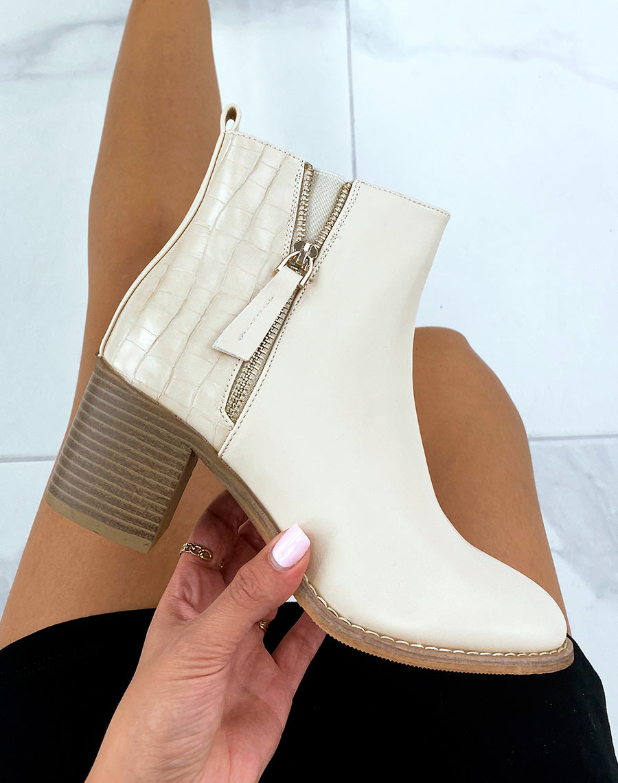 Bottines beiges à talons avec détail croco