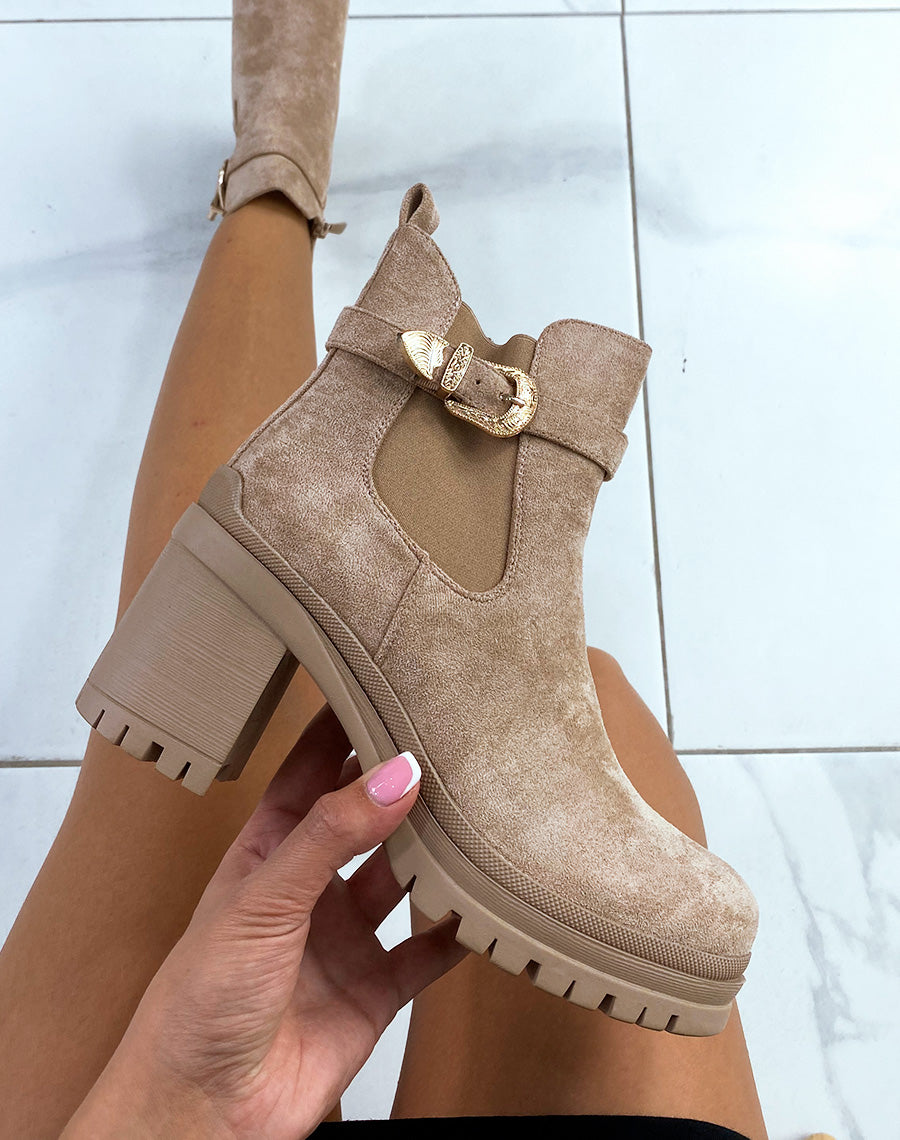 Bottines beiges à talons effet daim à élastique et sangle ornée de détails dorés