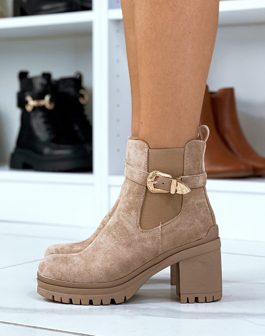 Bottines beiges à talons effet daim à élastique et sangle ornée de détails dorés