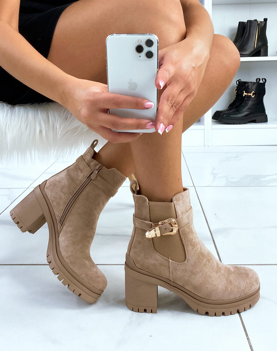 Bottines beiges à talons effet daim à élastique et sangle ornée de détails dorés