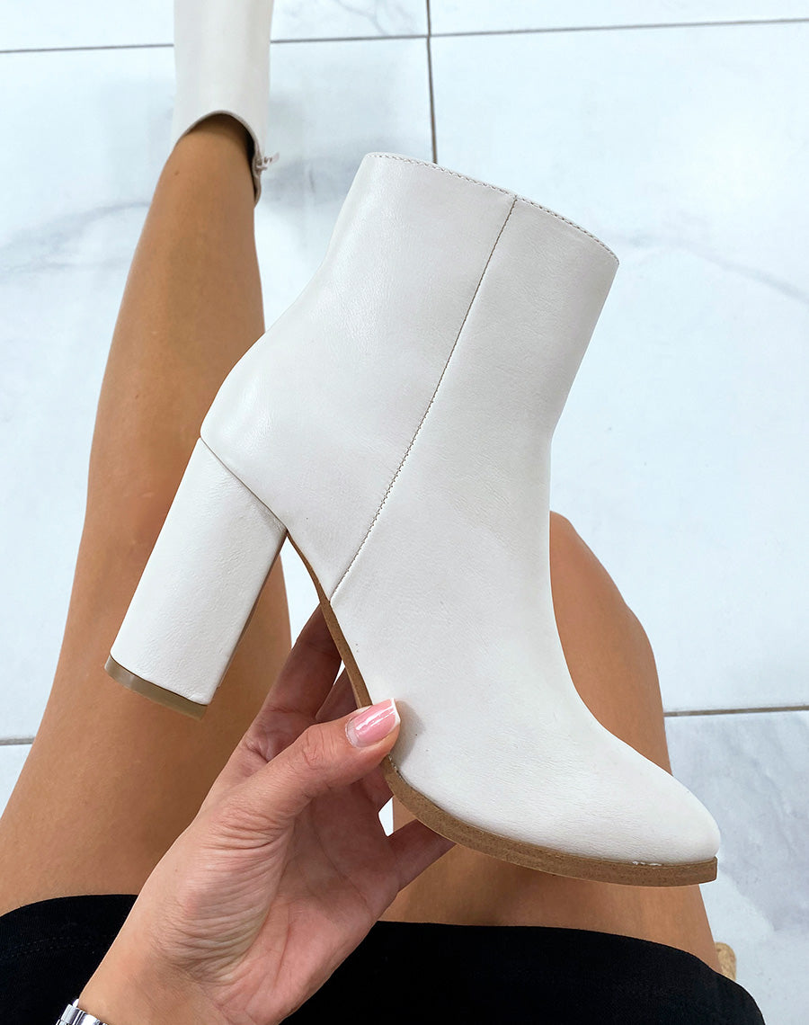 Bottines beiges à talons et bout carré