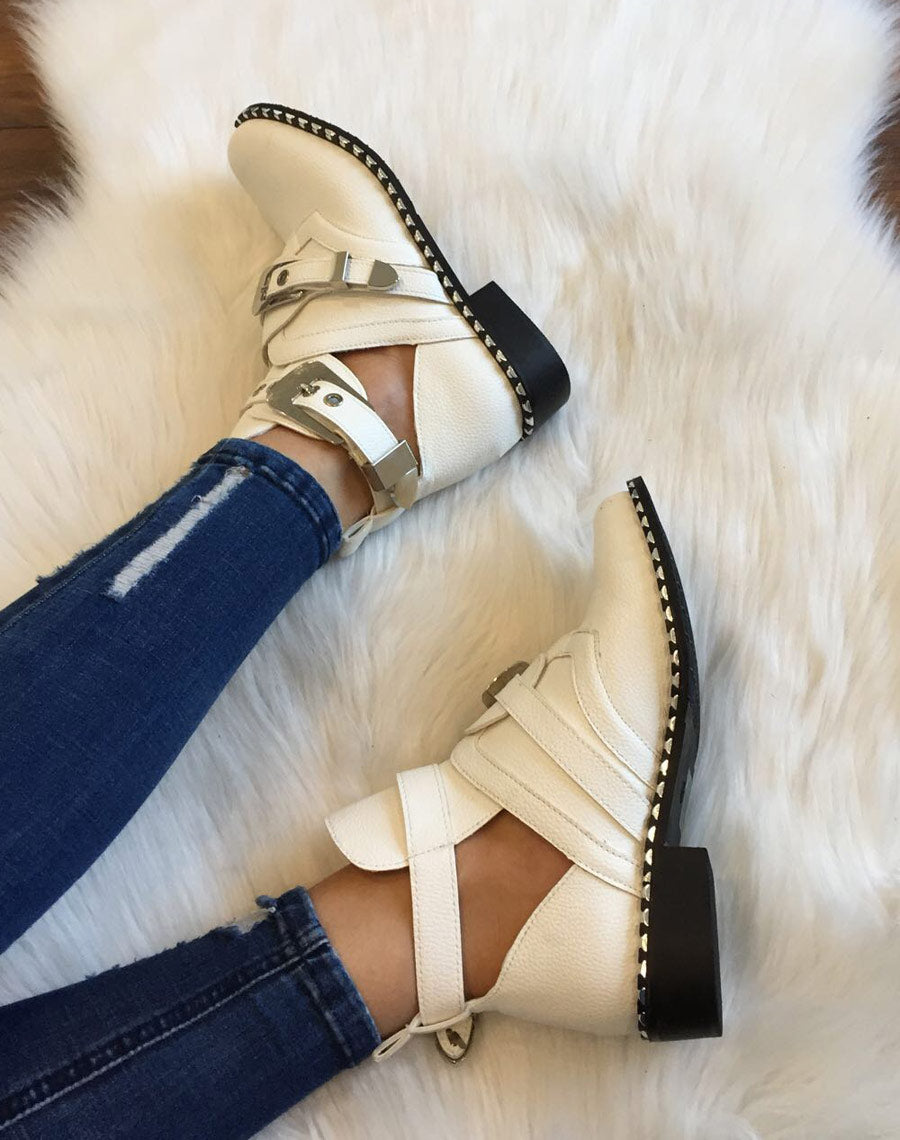 Bottines blanches ajourées semelles cloutées