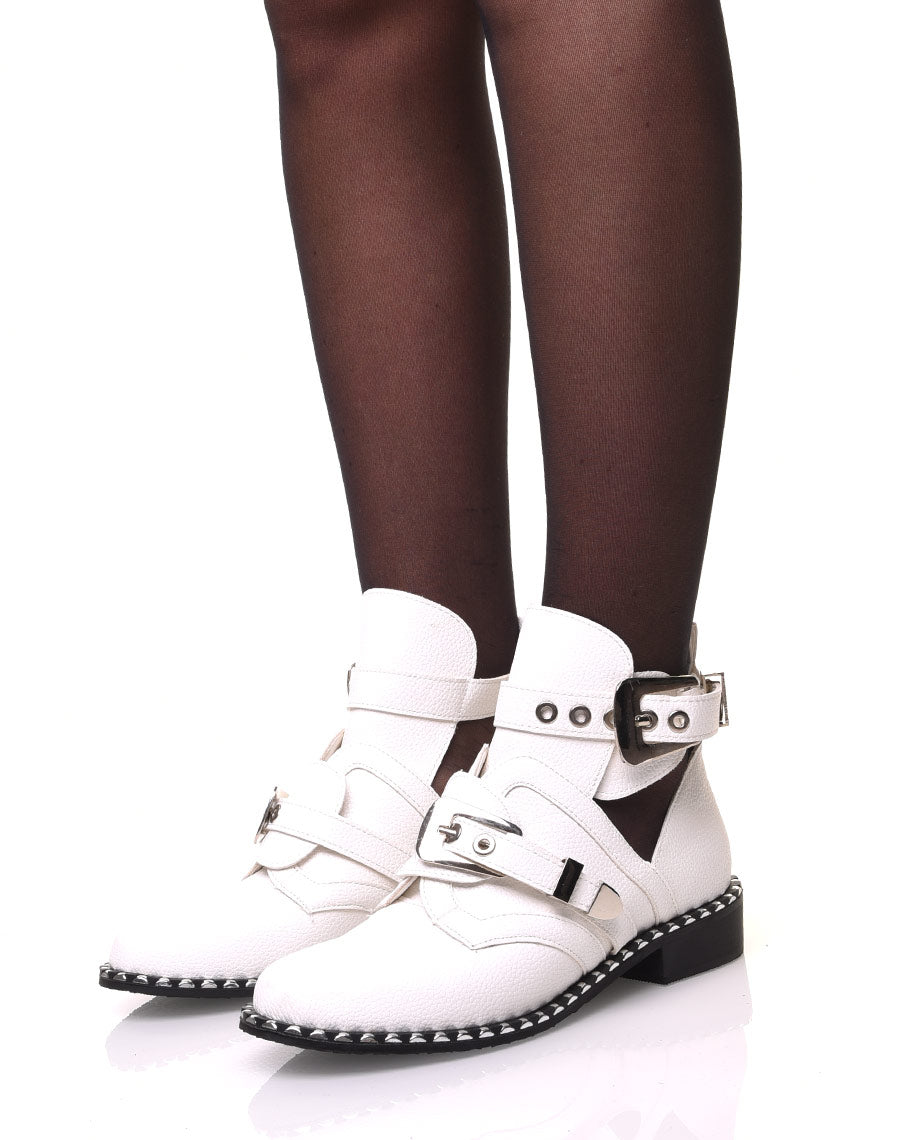 Bottines blanches ajourées semelles cloutées