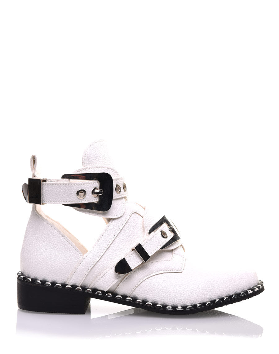 Bottines blanches ajourées semelles cloutées