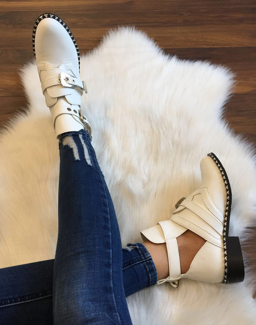 Bottines blanches ajourées semelles cloutées
