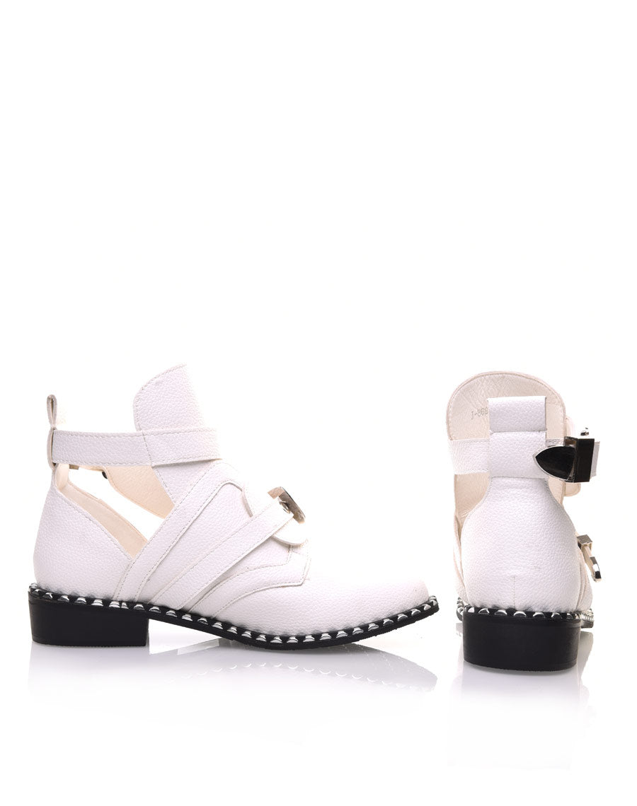 Bottines blanches ajourées semelles cloutées