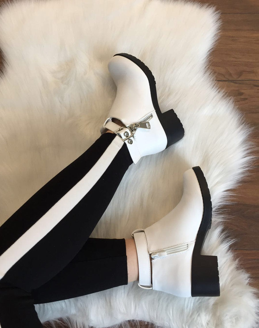 Bottines blanches à boucles chevilles