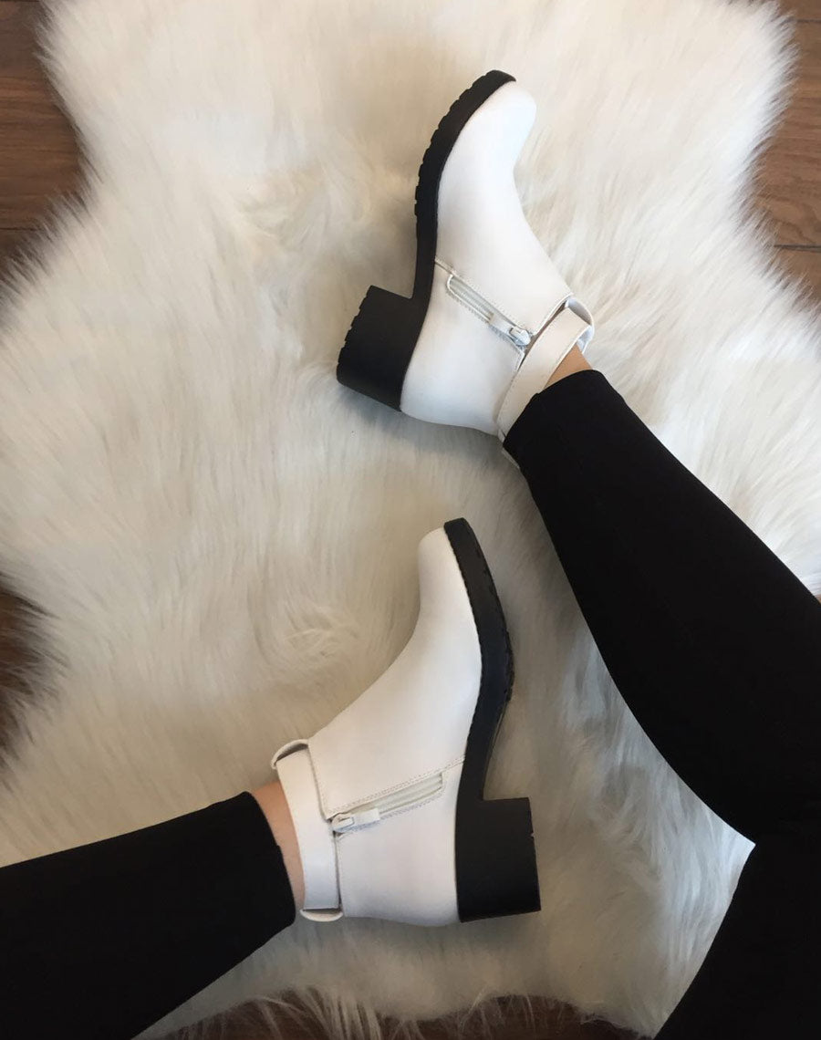 Bottines blanches à boucles chevilles