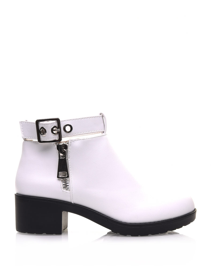 Bottines blanches à boucles chevilles