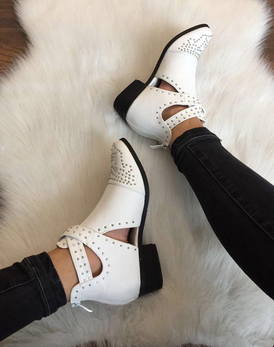 Bottines blanches cloutées à boucles croisées