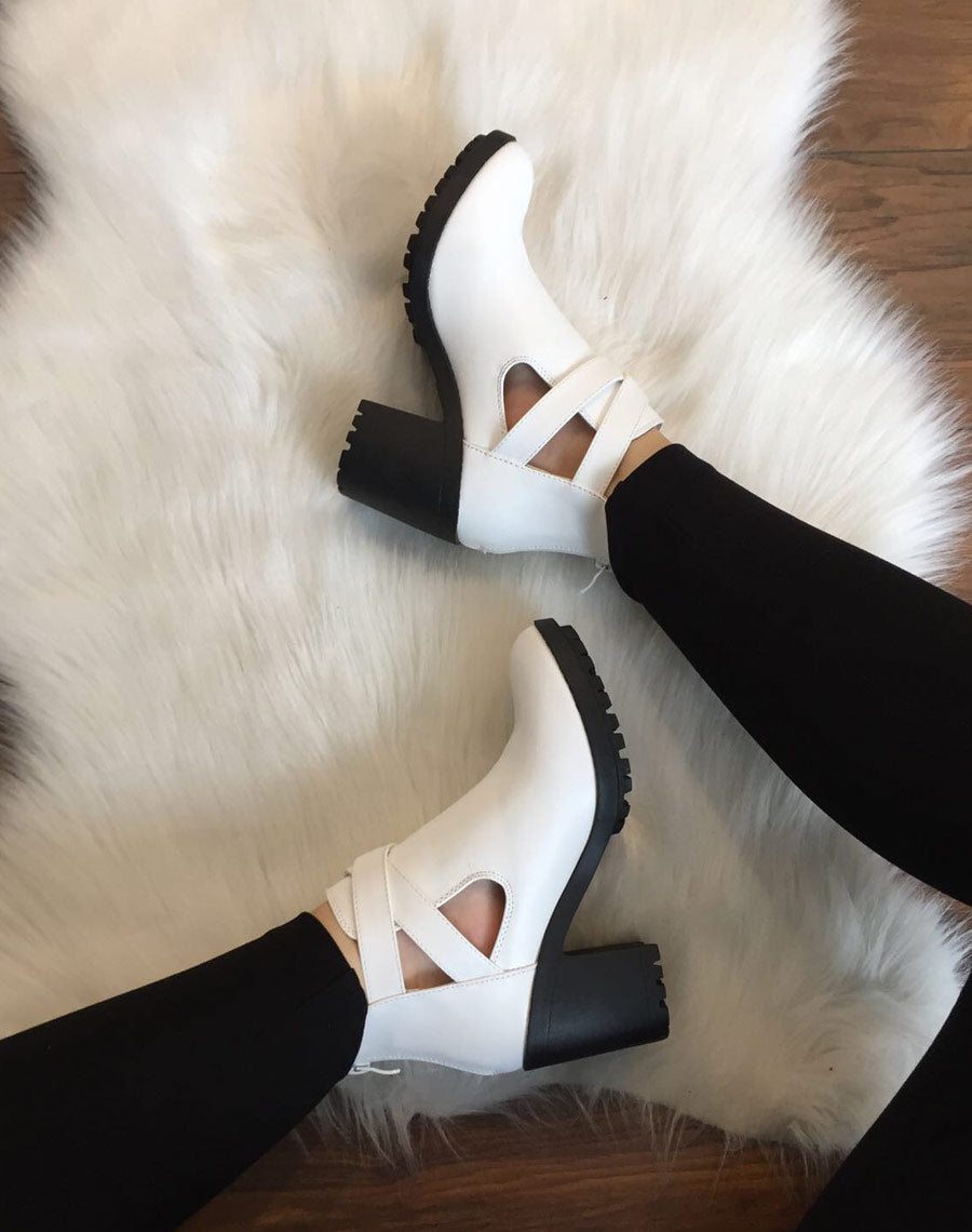 Bottines blanches crantées à boucles croisées