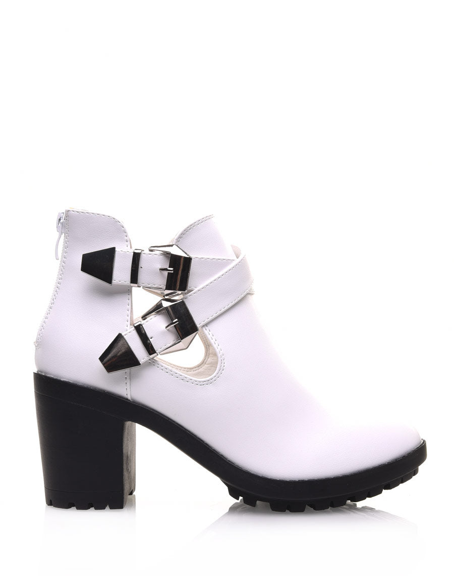Bottines blanches crantées à boucles croisées