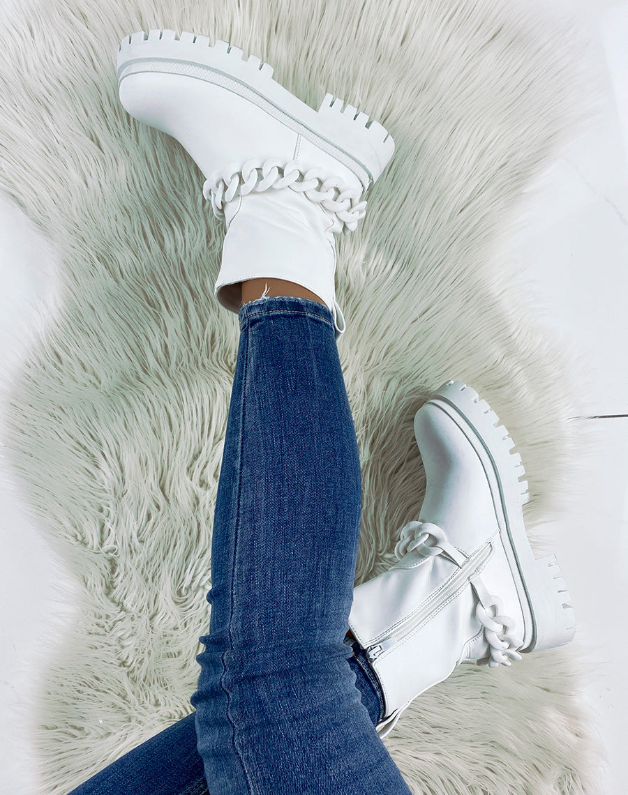 Bottines blanches effet imperméable à chaîne blanche et semelle crantée