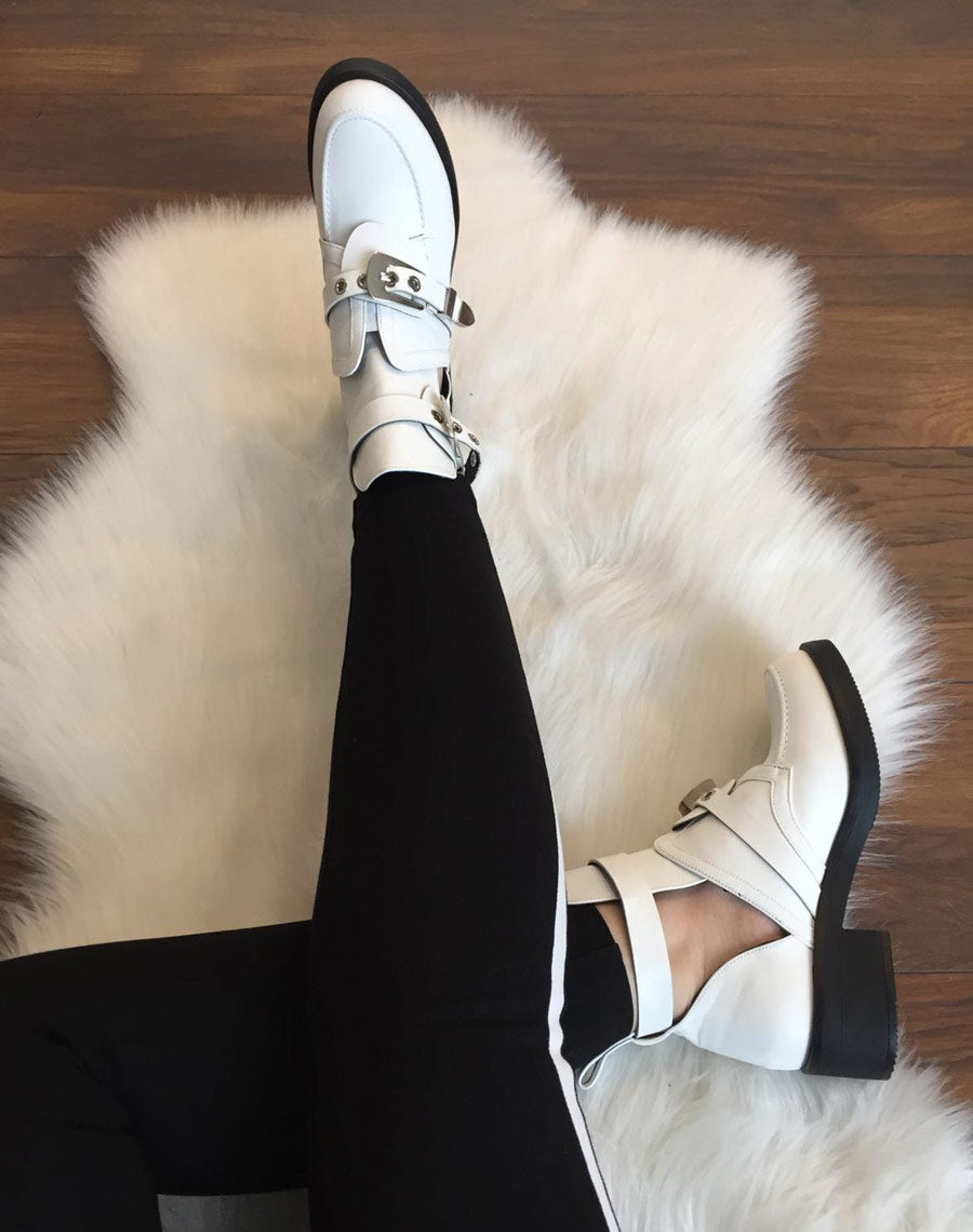 Bottines blanches plates ajourées avec sangles