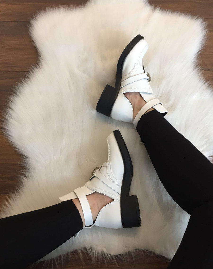 Bottines blanches plates ajourées avec sangles