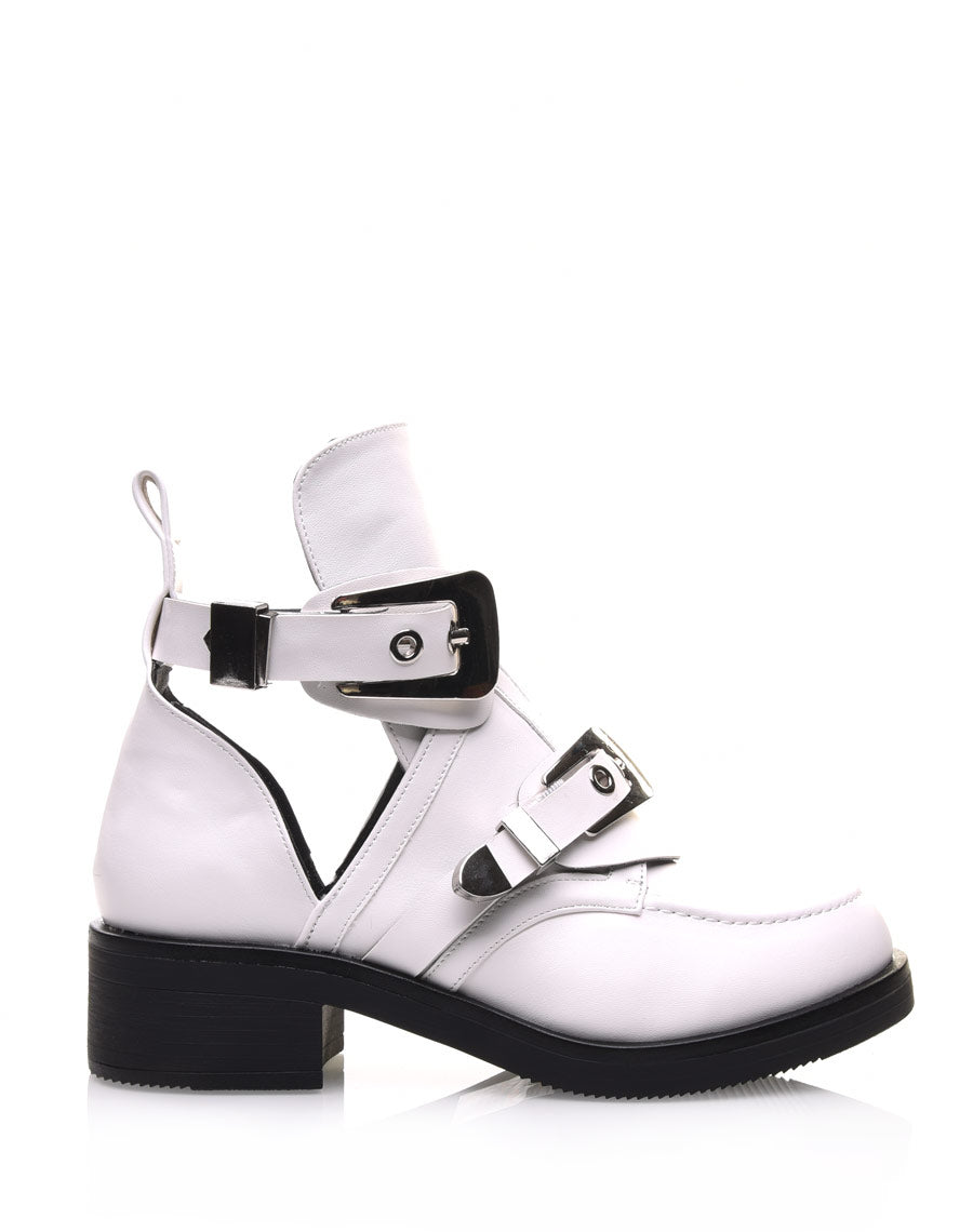 Bottines blanches plates ajourées avec sangles