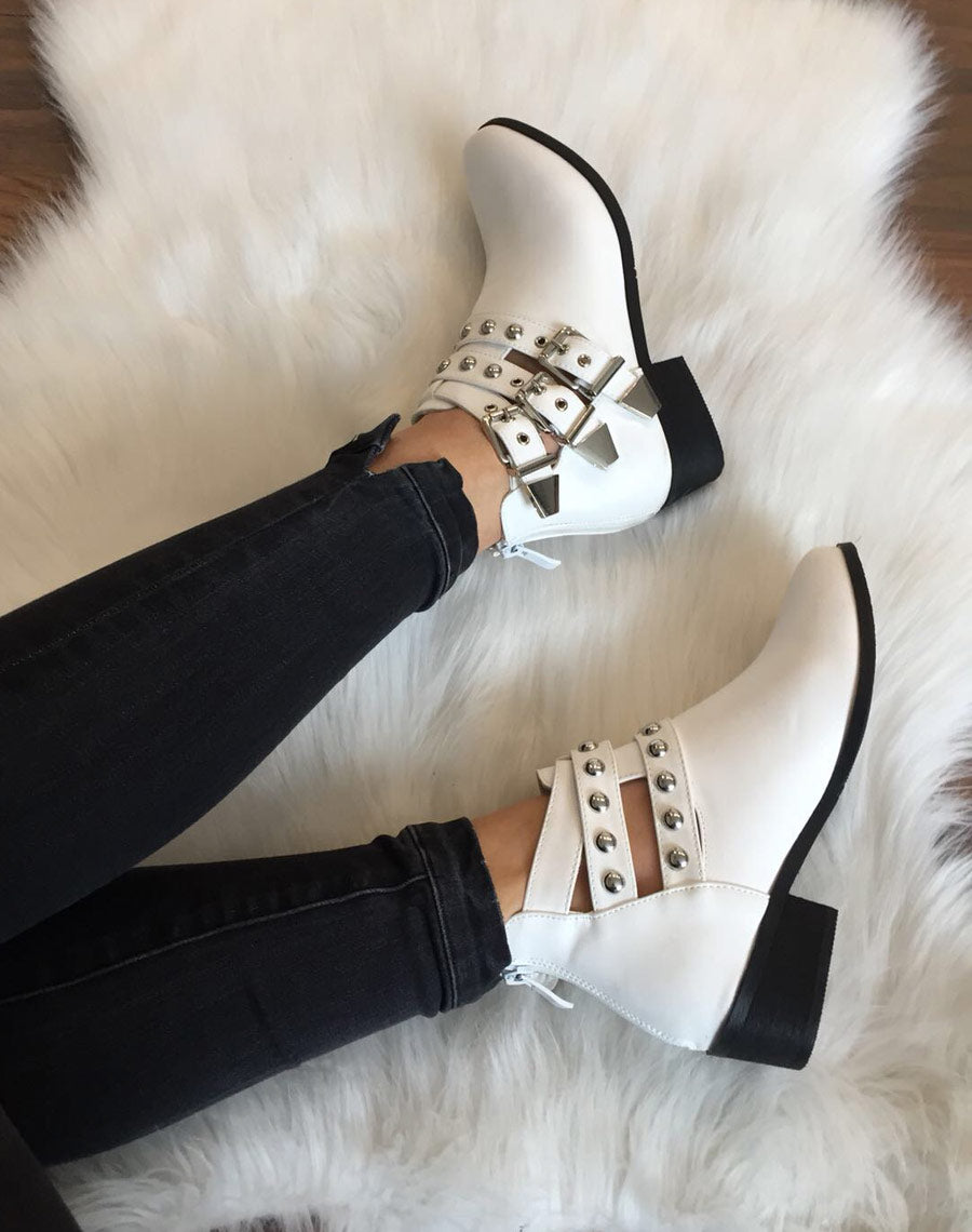 Bottines blanches plates différentes lanières cloutés