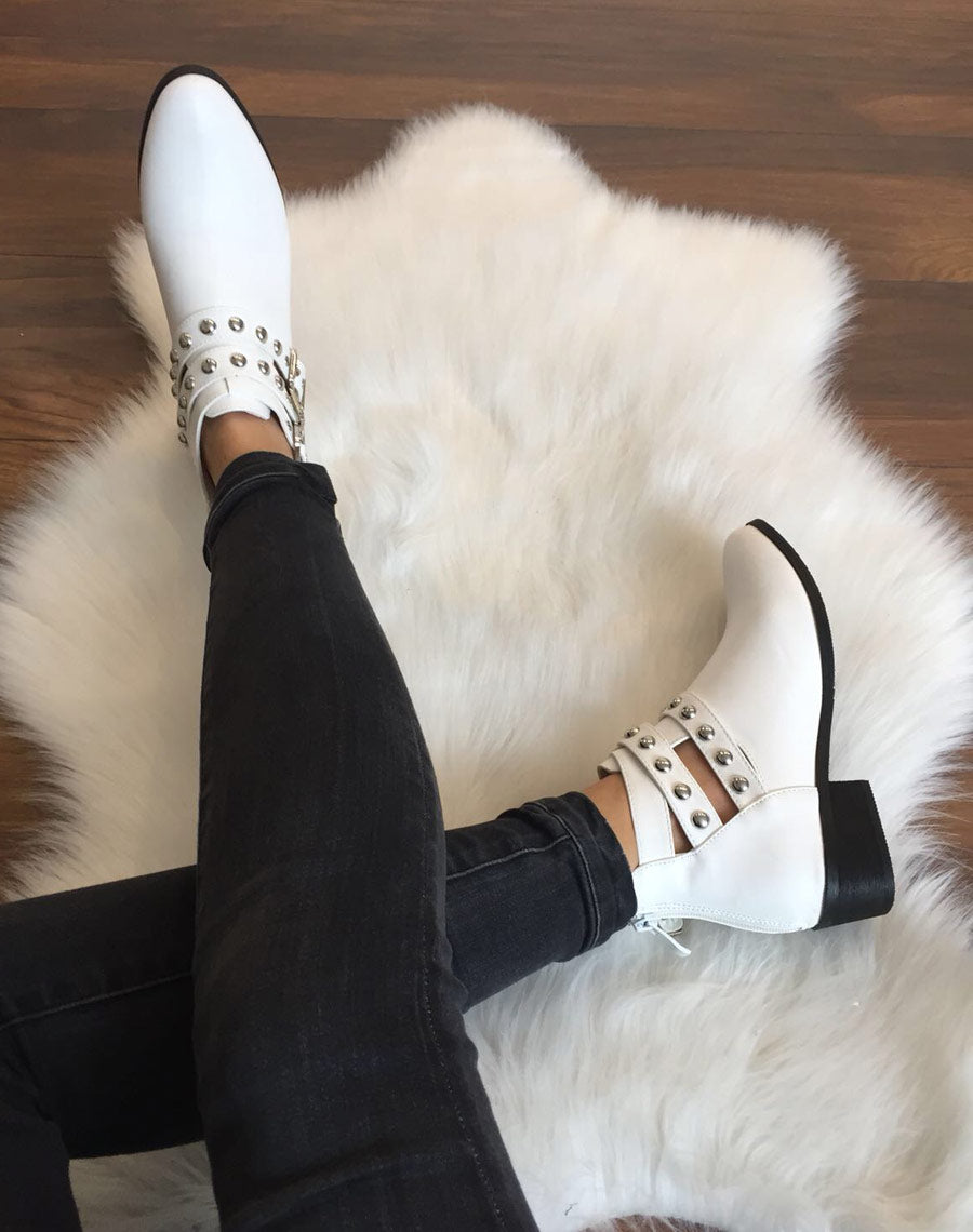 Bottines blanches plates différentes lanières cloutés