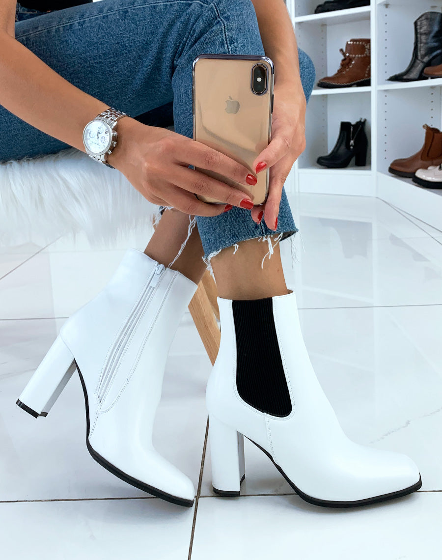 Bottines blanches à talon et à bout carré