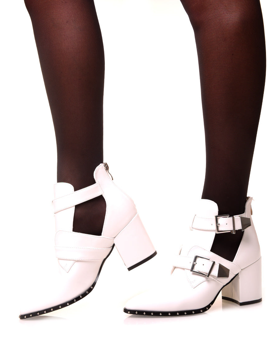 Bottines blanches à talons ajourées de sangles