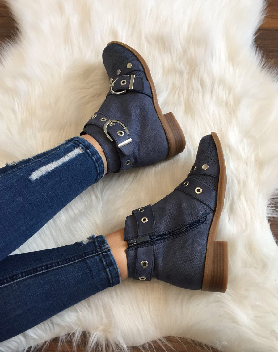 Bottines bleues lanières cloutées ouvertes à l’avant