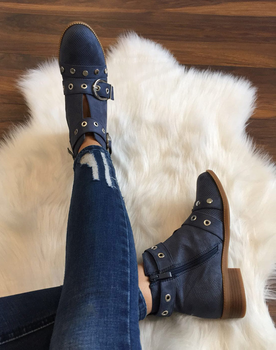 Bottines bleues lanières cloutées ouvertes à l’avant