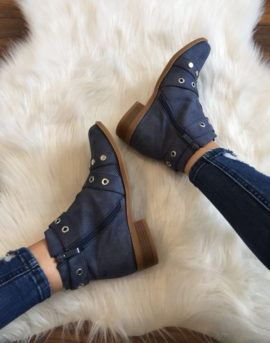 Bottines bleues lanières cloutées ouvertes à l’avant