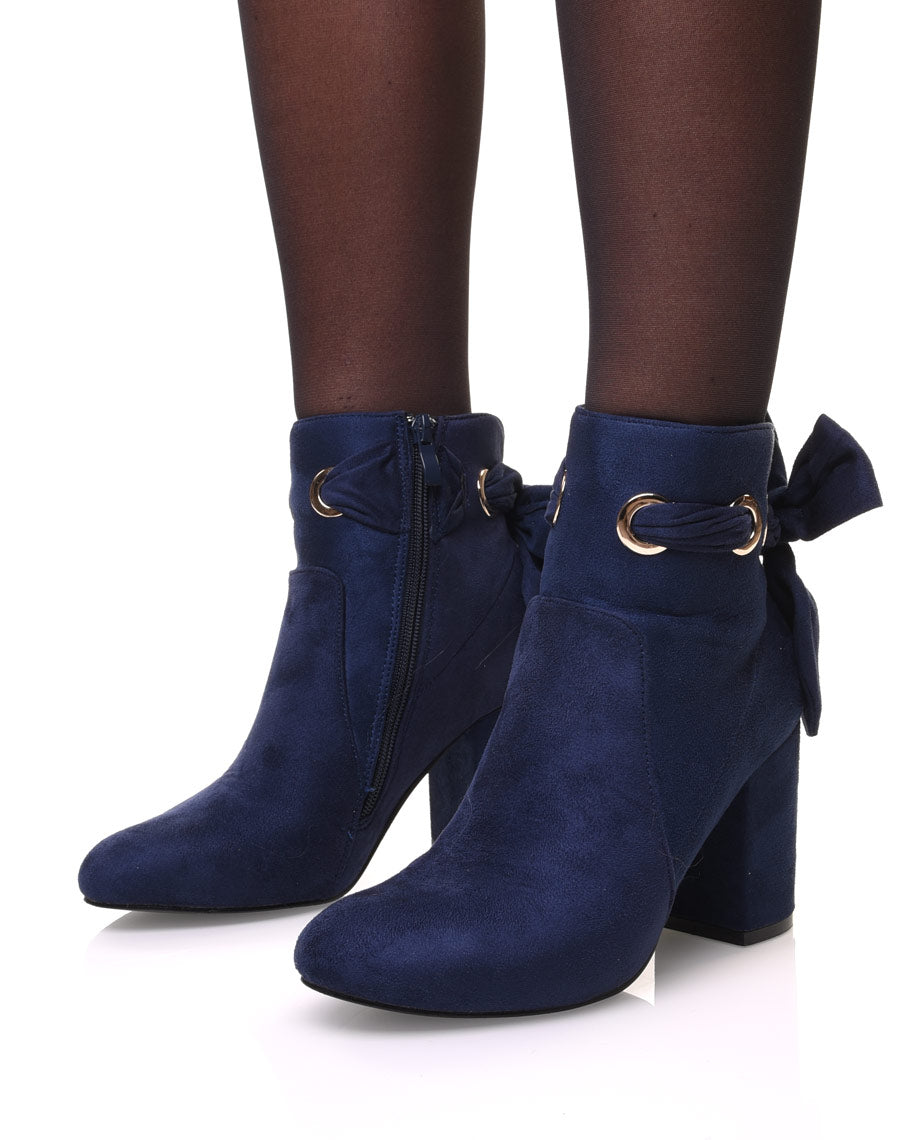 Bottines bleues à noeud et oeillets dorés
