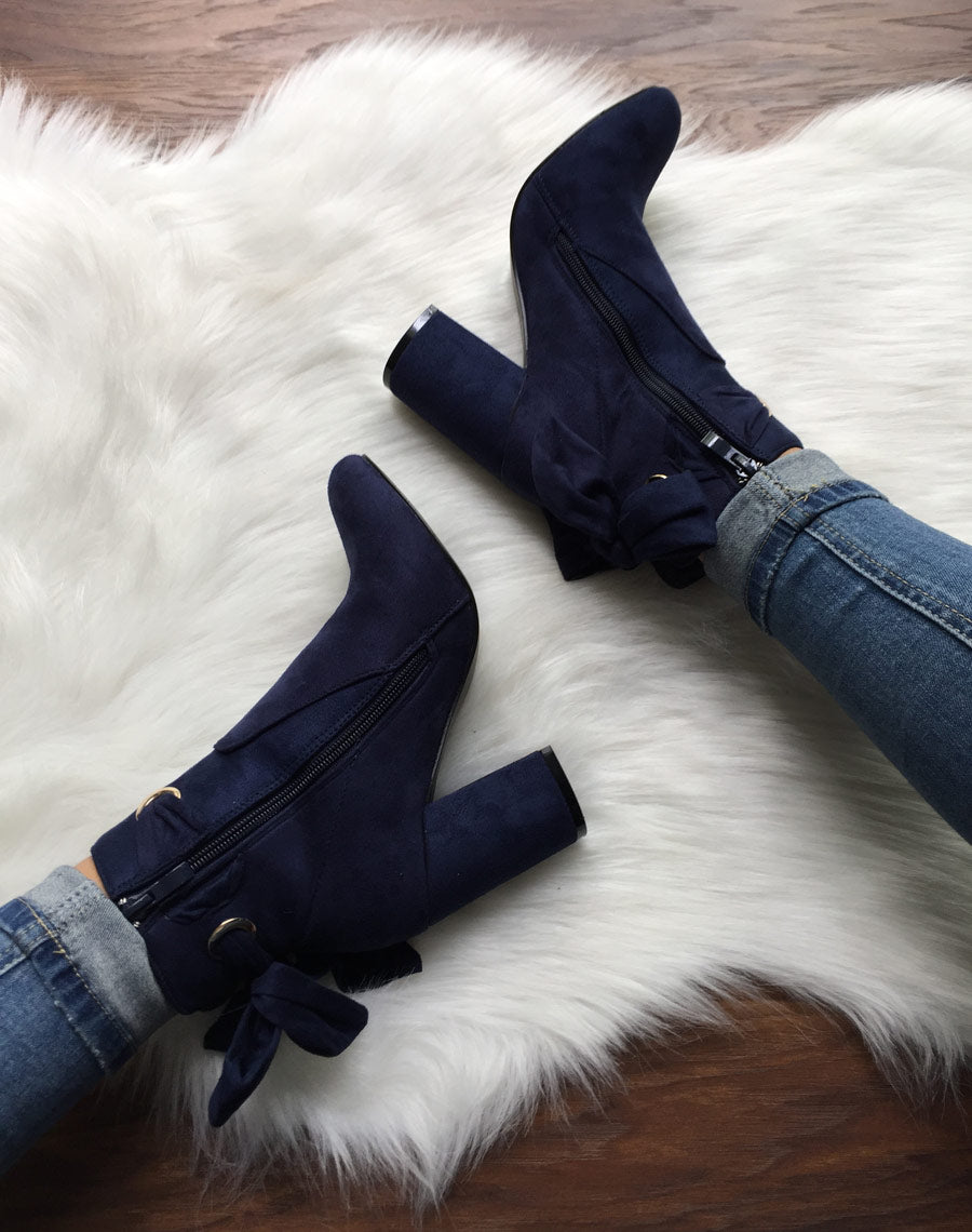 Bottines bleues à noeud et oeillets dorés
