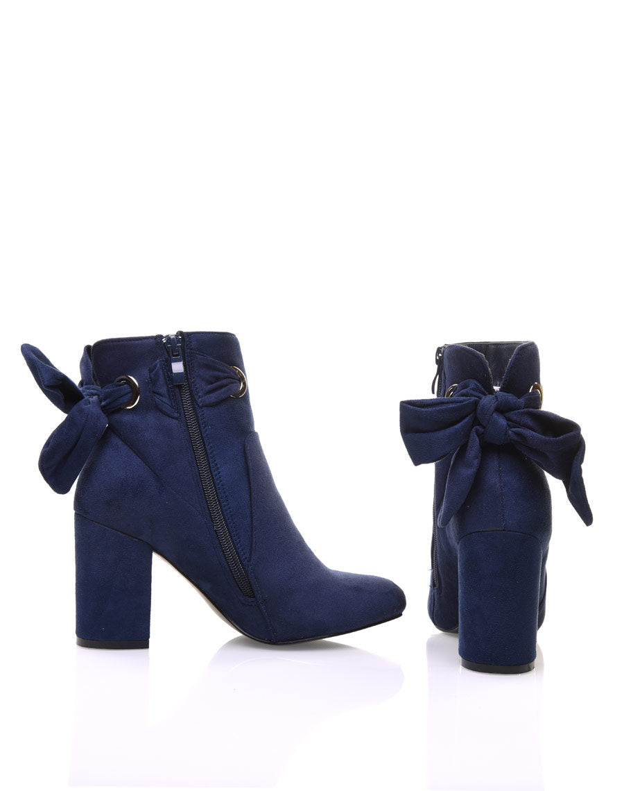 Bottines bleues à noeud et oeillets dorés