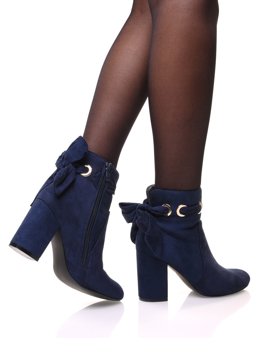 Bottines bleues à noeud et oeillets dorés
