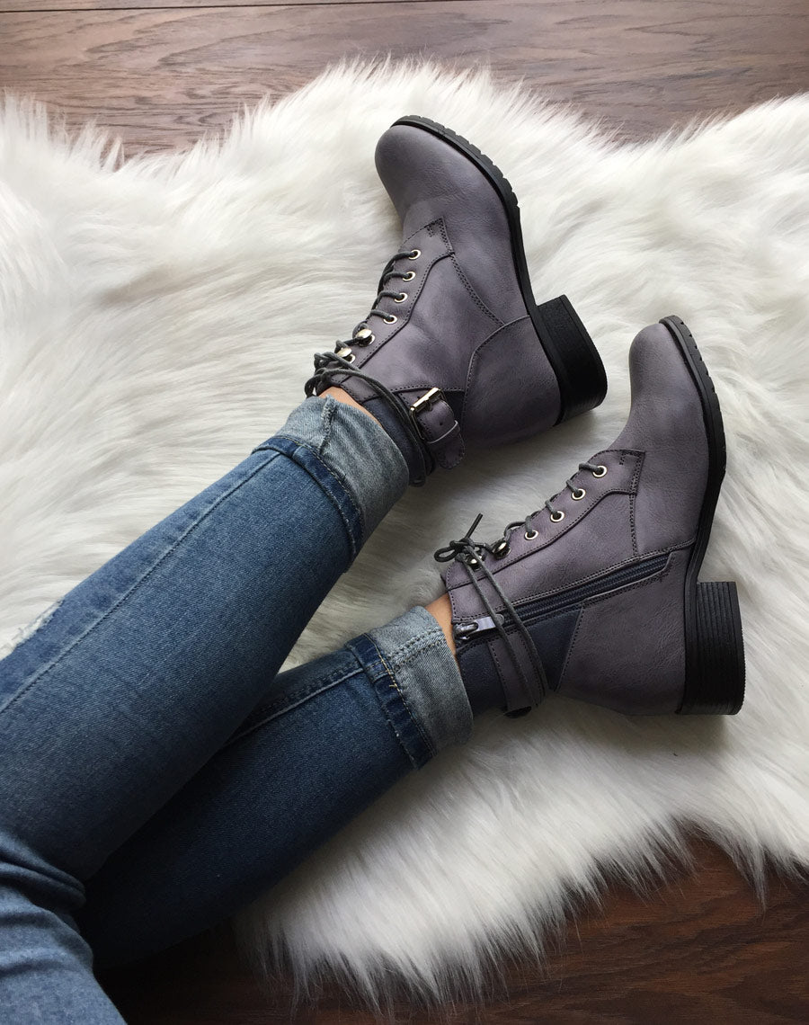 Bottines bleues à oeillets