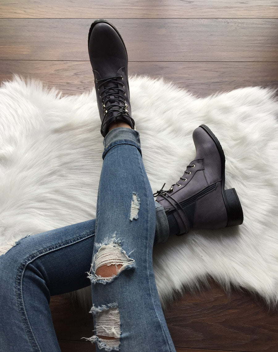 Bottines bleues à oeillets