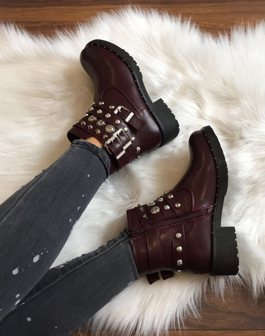 Bottines bordeaux avec différentes lanières cloutées