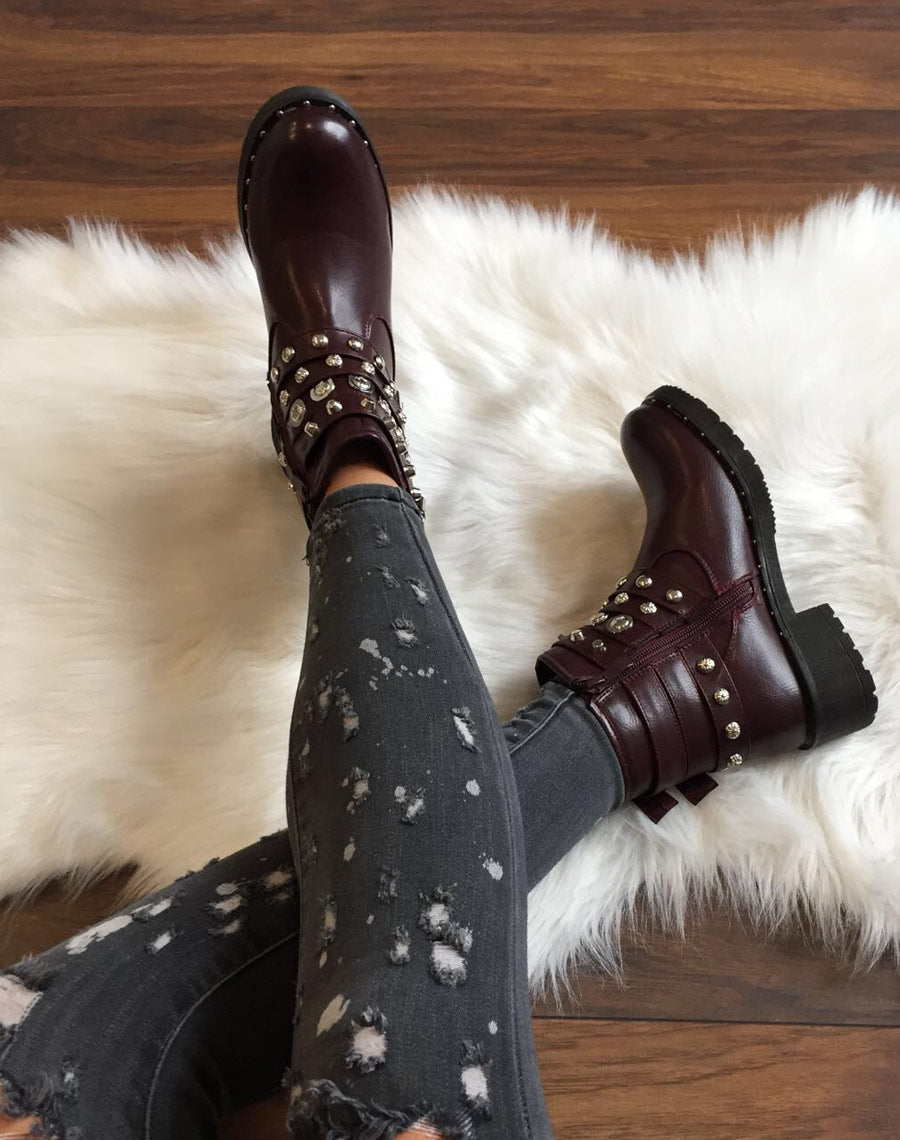 Bottines bordeaux avec différentes lanières cloutées
