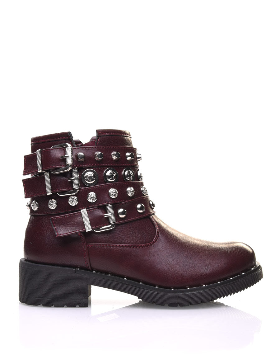Bottines bordeaux avec différentes lanières cloutées