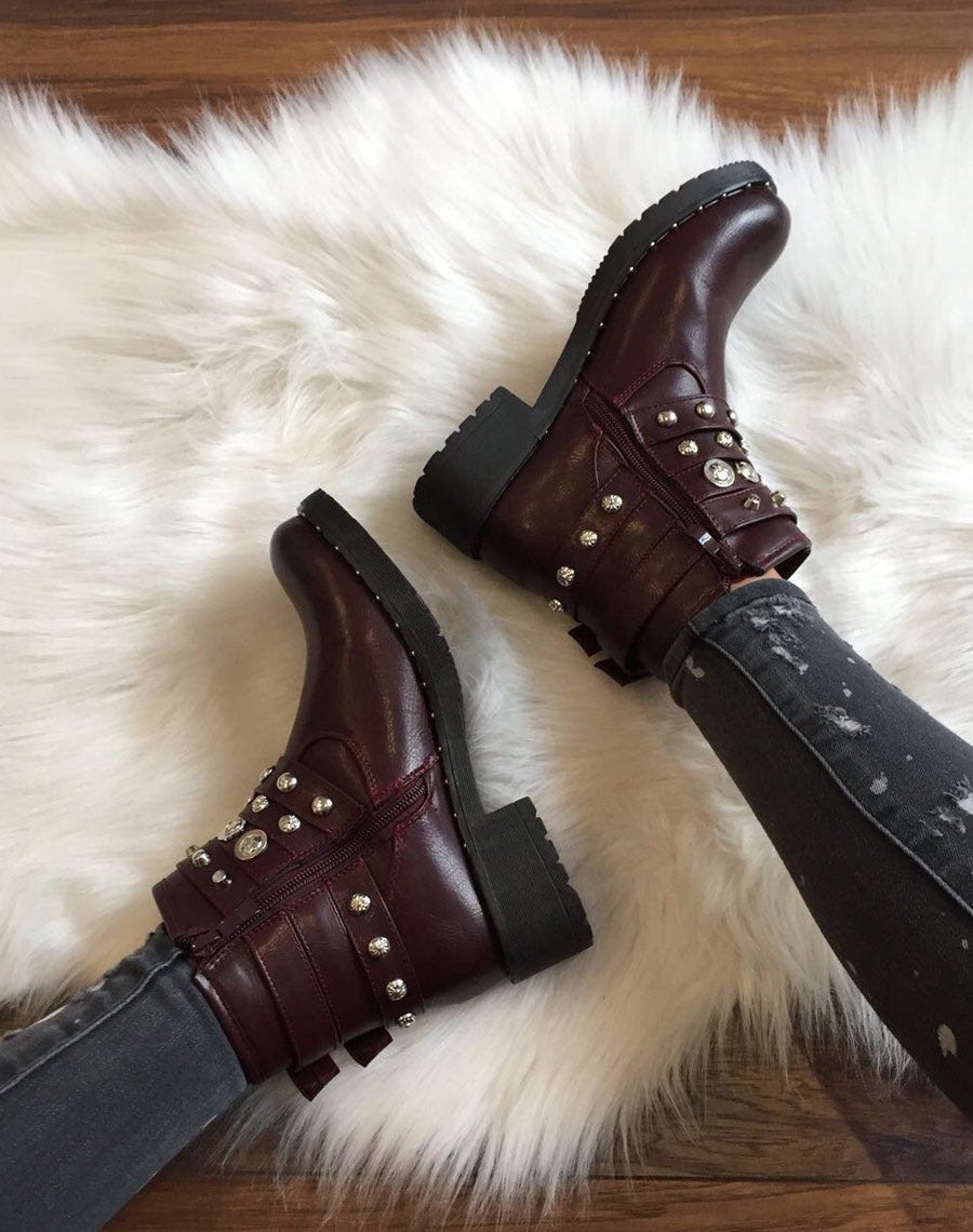 Bottines bordeaux avec différentes lanières cloutées