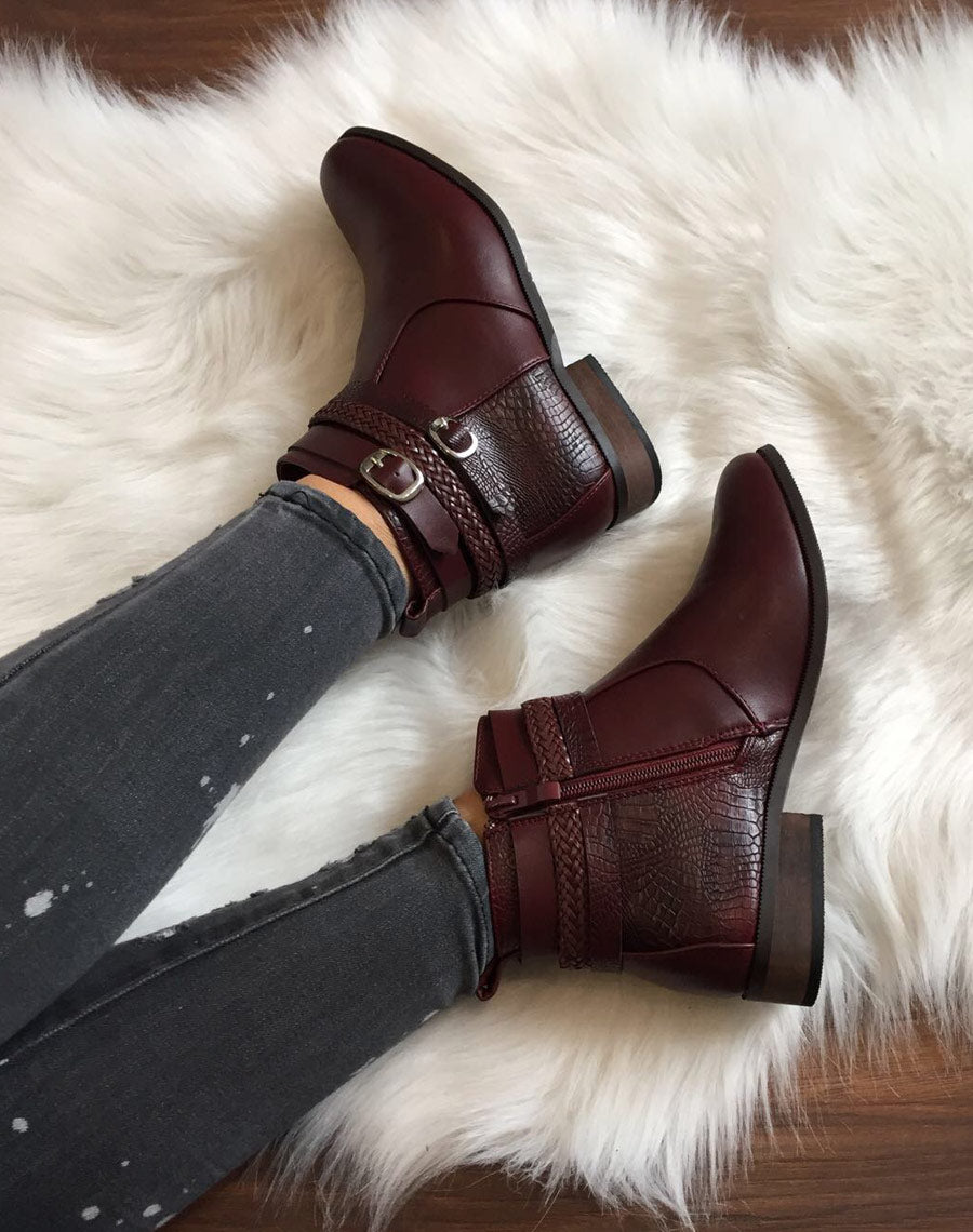 Bottines bordeaux effet croco et lanières décoratives