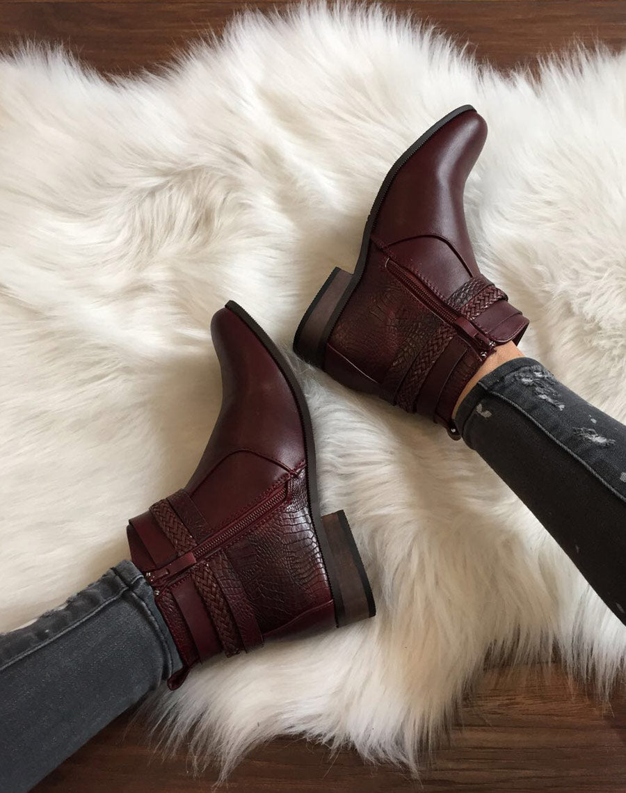 Bottines bordeaux effet croco et lanières décoratives