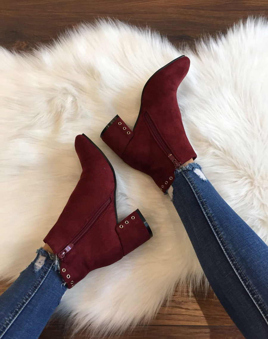 Bottines bordeaux en suédine ornées d'oeillets