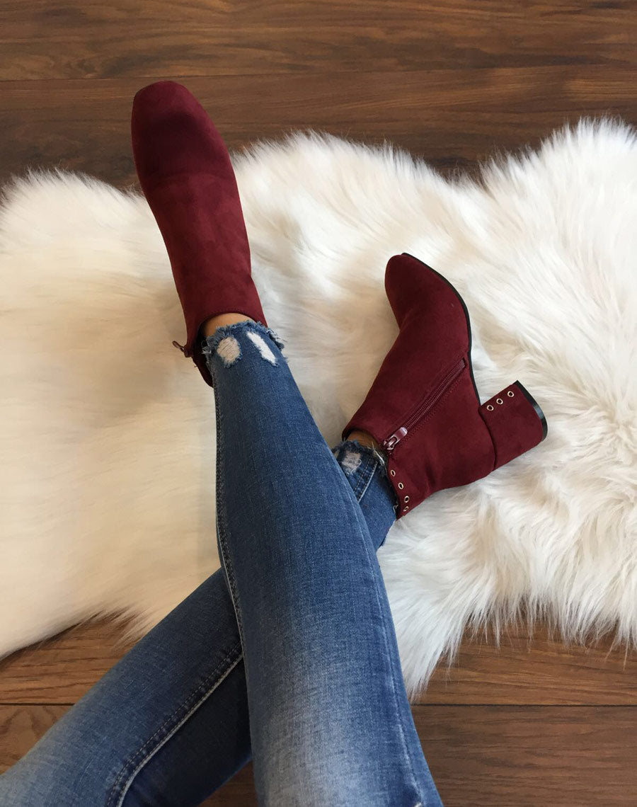Bottines bordeaux en suédine ornées d'oeillets