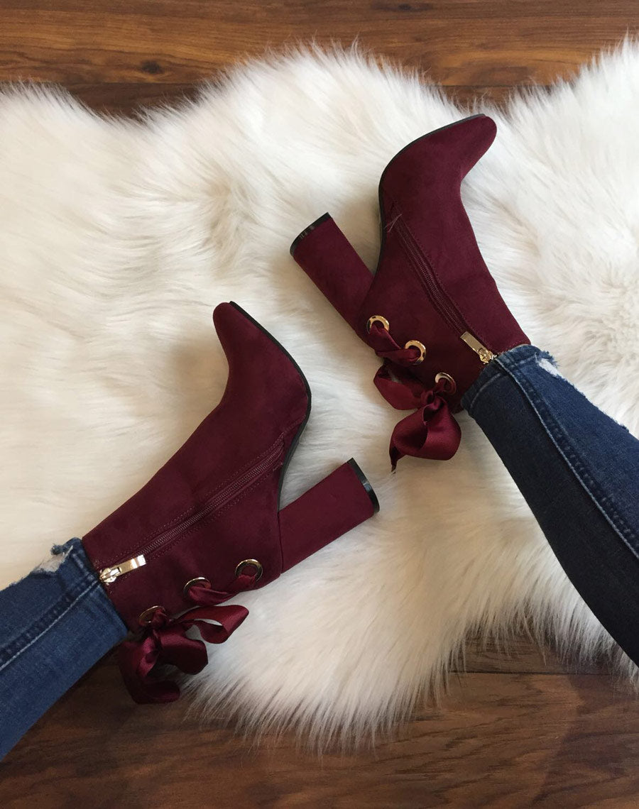 Bottines bordeaux en suédine à talons et lacets satin