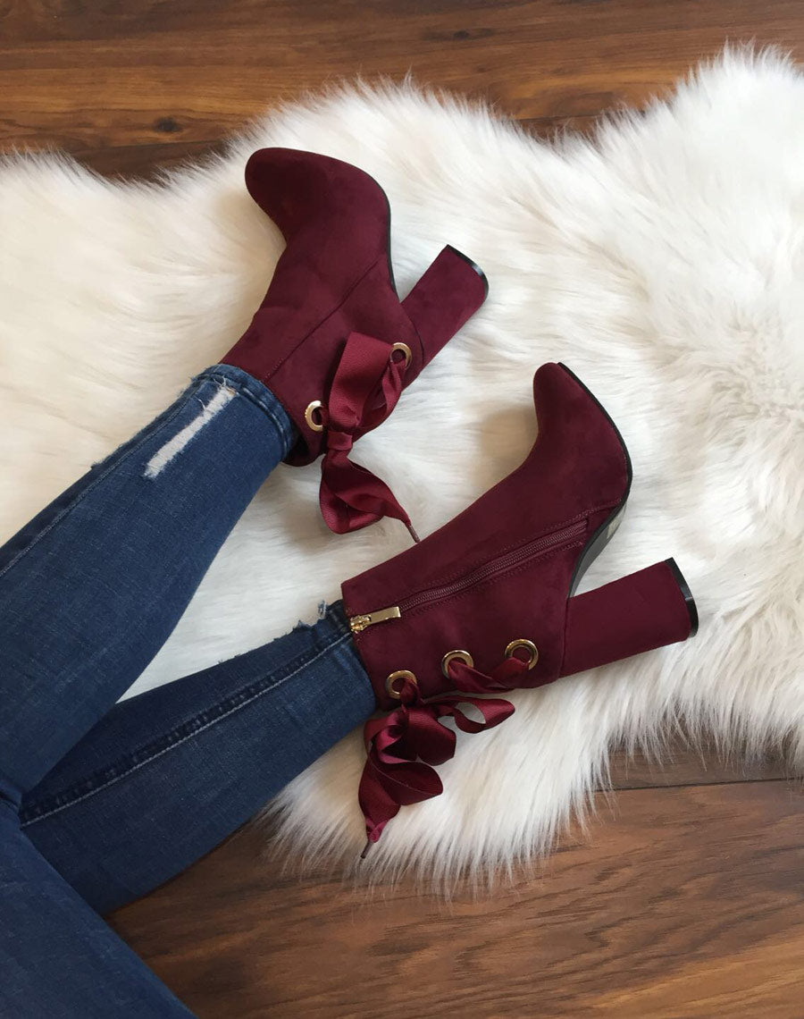 Bottines bordeaux en suédine à talons et lacets satin