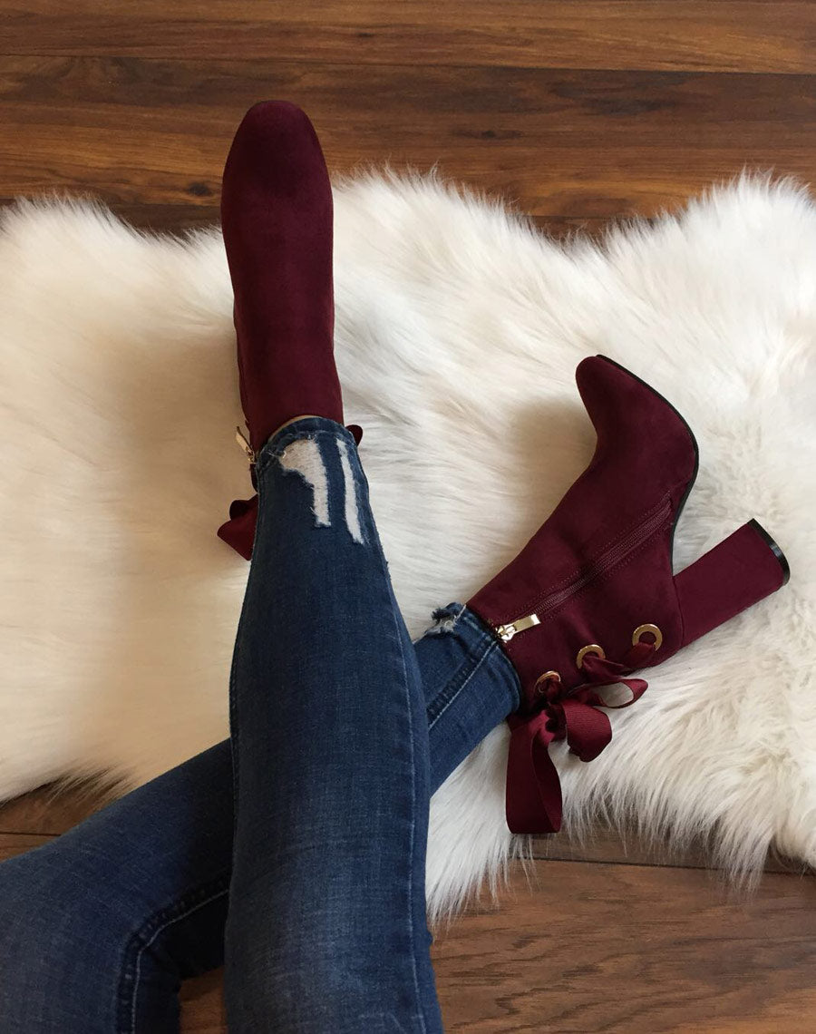 Bottines bordeaux en suédine à talons et lacets satin
