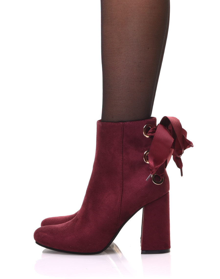 Bottines bordeaux en suédine à talons et lacets satin