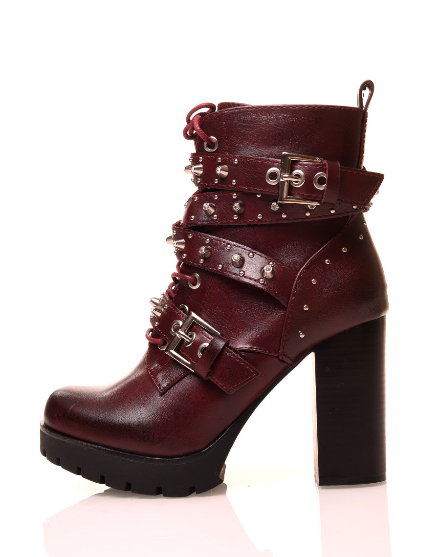 Bottines bordeaux à lanières cloutées à talons